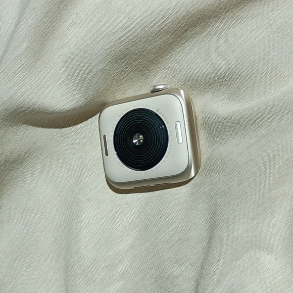 Brand New Apple Watch SE Gen 2 Starlight 40mm!! - Picture 8 of 8